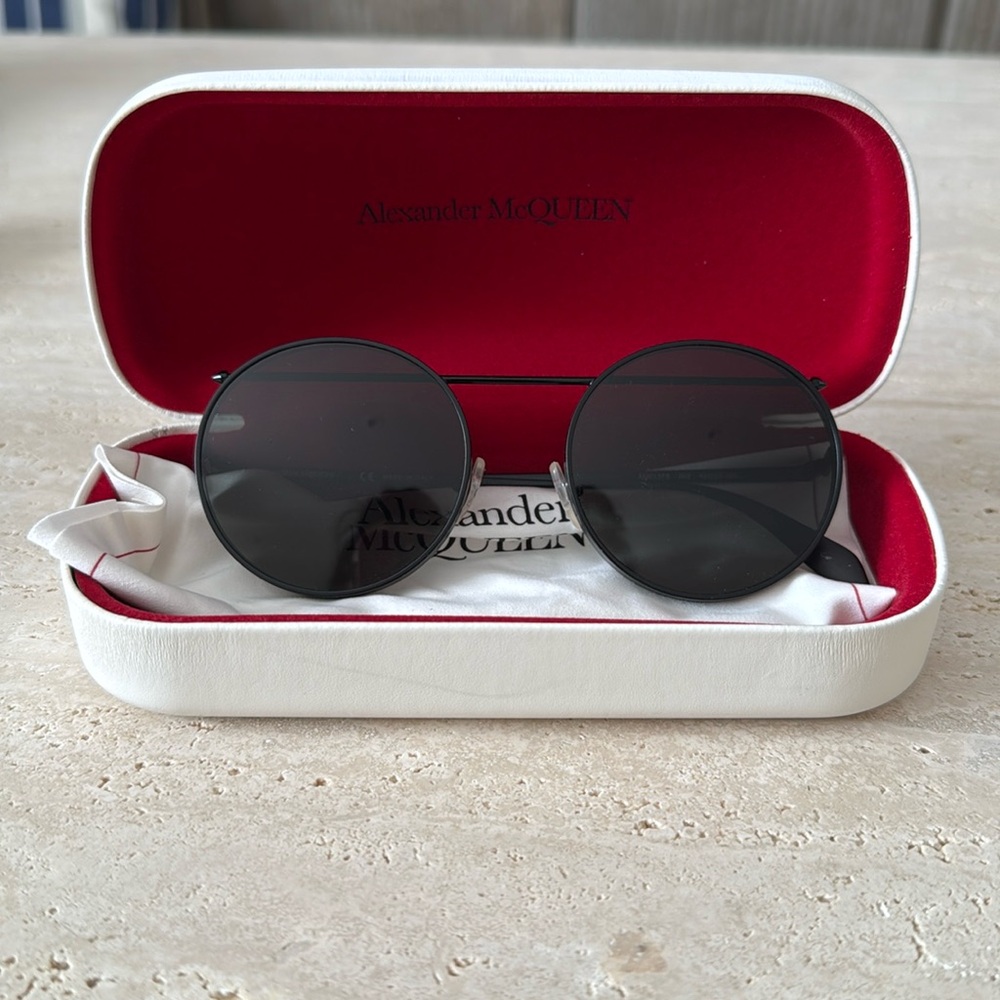 Round, metal frame sunglasses